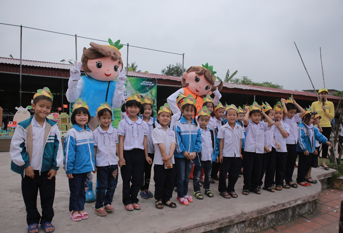  Fafa v&agrave; Mimi đ&oacute;n ch&agrave;o c&aacute;c em học sinh tại trường tiểu học Hợp Đức, Hải Ph&ograve;ng