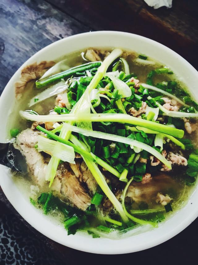  Phở B&aacute;t Đ&agrave;n l&agrave; qu&aacute;n phở đ&ocirc;ng kh&aacute;ch nhất nh&igrave; thủ đ&ocirc; hiện nay. Ảnh: Lozi