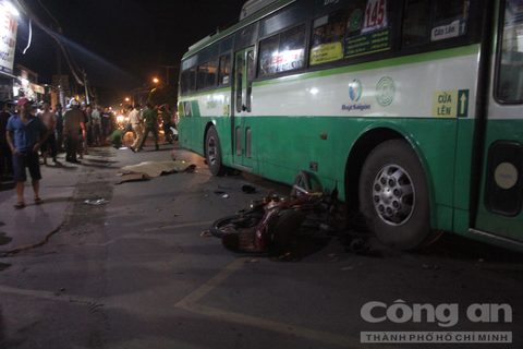  Hiện trường vụ tai nạn xe bu&yacute;t khiến nam thanh ni&ecirc;n tử vong. Ảnh: B&aacute;o C&ocirc;ng an TP. Hồ Ch&iacute; Minh