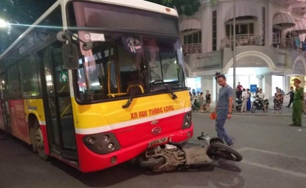  Hiện trường vụ tai nạn xe bu&yacute;t xảy ra tr&ecirc;n phố Tr&agrave;ng Tiền. Ảnh: Zing.vn