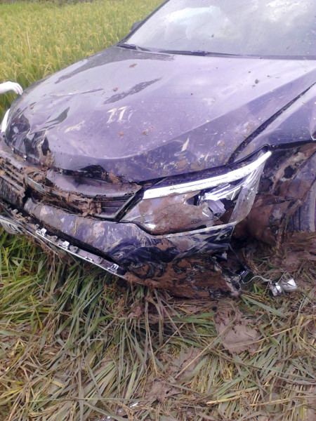  Đầu xe Camry biến dạng sau khi g&acirc;y tai nạn nghi&ecirc;m trọng. Ảnh: D&acirc;n tr&iacute;