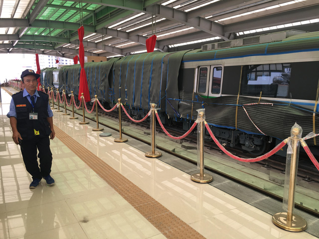 T&agrave;u C&aacute;t Linh - H&agrave; Đ&ocirc;ng vẫn đang được phủ bạt k&iacute;n ở nh&agrave; ga La Kh&ecirc;. Ảnh: D&acirc;n tr&iacute;