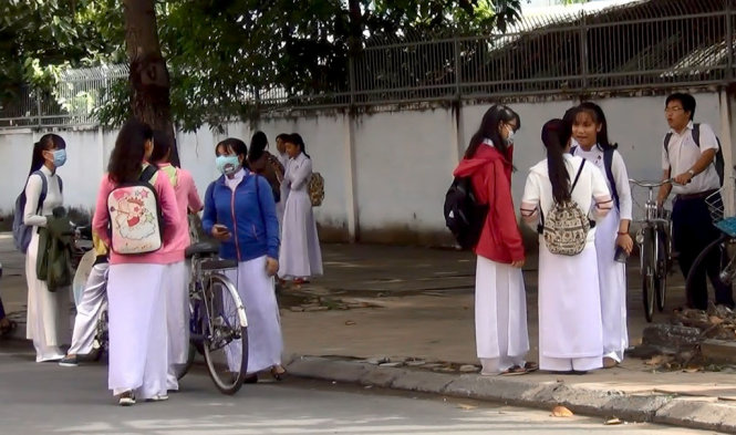  Học sinh Trường THPT th&agrave;nh phố Cao L&atilde;nh b&agrave;n t&aacute;n x&ocirc;n xao v&igrave; đột ngột bị dừng thi học kỳ. Ảnh: Tuổi trẻ