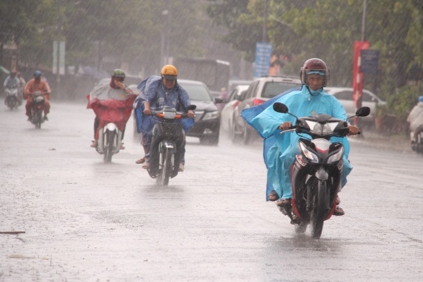 H&ocirc;m nay, người d&acirc;n tham quan t&agrave;u C&aacute;t Linh - H&agrave; Đ&ocirc;ng trong mưa
