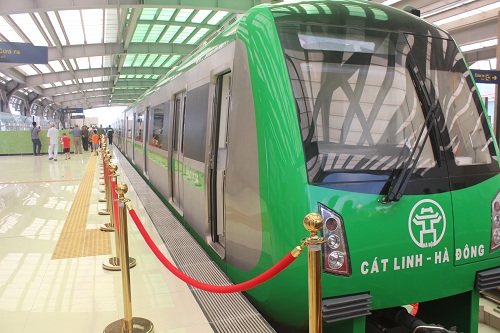  Đo&agrave;n t&agrave;u C&aacute;t Linh - H&agrave; Đ&ocirc;ng được sơn m&agrave;u xanh v&agrave; c&oacute; biểu tượng Khu&ecirc; Văn C&aacute;c. Ảnh: &Aacute;nh Ng&acirc;n