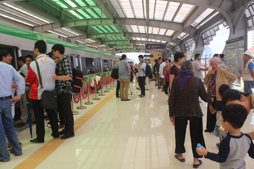  Kh&aacute; đ&ocirc;ng người d&acirc;n đ&atilde; đến tham quan t&agrave;u C&aacute;t Linh - H&agrave; Đ&ocirc;ng ở ga La Kh&ecirc;. Ảnh: &Aacute;nh Ng&acirc;n