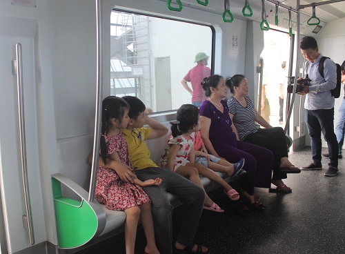B&ecirc;n trong đo&agrave;n t&agrave;u C&aacute;t Linh - H&agrave; Đ&ocirc;ng kh&aacute; tiện nghi v&agrave; hiện đại. Ảnh: &Aacute;nh Ng&acirc;n