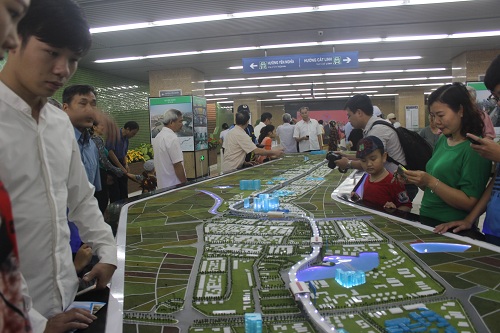  Người d&acirc;n tham quan m&ocirc; h&igrave;nh tuyến đường sắt đ&ocirc; thị C&aacute;t Linh - H&agrave; Đ&ocirc;ng. Ảnh: &Aacute;nh Ng&acirc;n