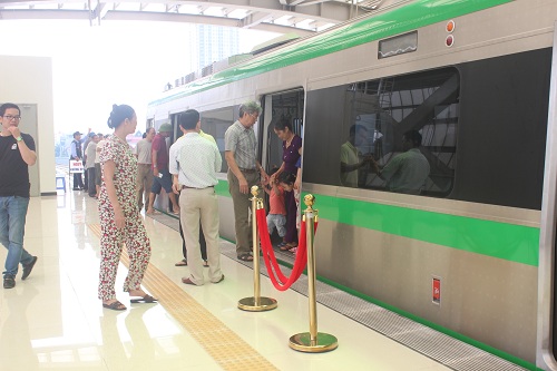 Người d&acirc;n đến tham quan t&agrave;u C&aacute;t Linh - H&agrave; Đ&ocirc;ng ở ga La Kh&ecirc;. Ảnh: &Aacute;nh Ng&acirc;n 
