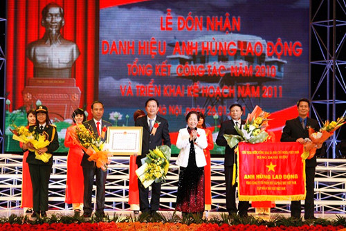 PVC đ&oacute;n nhận Danh hiệu Anh h&ugrave;ng Lao động v&agrave;o ng&agrave;y 26/1/2011. Ảnh: PVC 