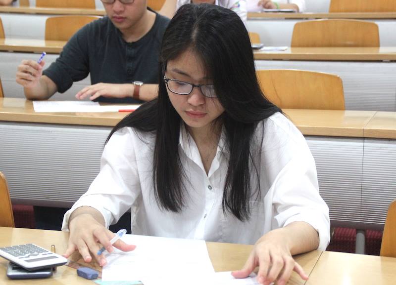 S&aacute;ng nay, th&iacute; sinh bắt đầu l&agrave;m b&agrave;i thi m&ocirc;n To&aacute;n. Ảnh: VietNamNet