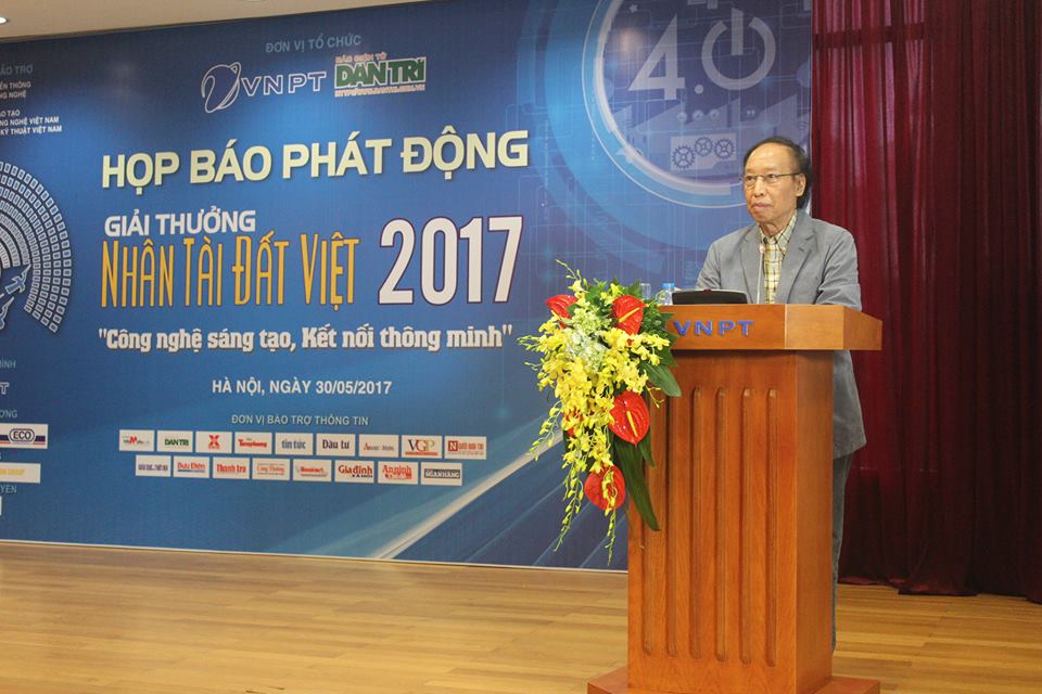  Nh&agrave; b&aacute;o Phạm Huy Ho&agrave;n - Tổng bi&ecirc;n tập B&aacute;o Điện tử D&acirc;n tr&iacute;, Trưởng ban tổ chức Giải thưởng Nh&acirc;n t&agrave;i Đất Việt 2017. Ảnh: Dương H&ograve;a