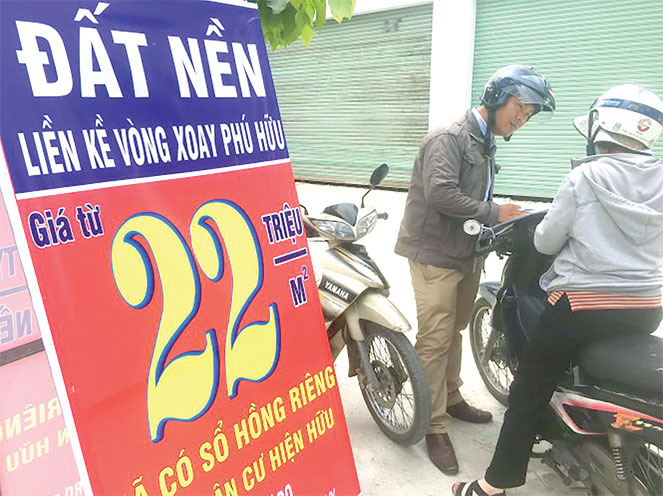 Kh&aacute;ch h&agrave;ng nghe người m&ocirc;i giới giới thiệu c&aacute;c dự &aacute;n đất nền tr&ecirc;n đường Nguyễn Duy Trinh, Quận 9, TP. Hồ Ch&iacute; Minh. Ảnh: Đại biểu nh&acirc;n d&acirc;n