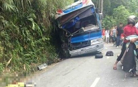  Hiện trường vụ tai nạn giao th&ocirc;ng nghi&ecirc;m trọng ở Tam Đảo. Ảnh: Kinh tế v&agrave; Đ&ocirc; thị