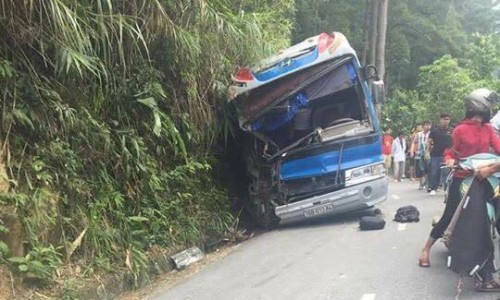  Hiện trường vụ tai nạn giao th&ocirc;ng nghi&ecirc;m trọng ở Tam Đảo. Ảnh: Người đưa tin