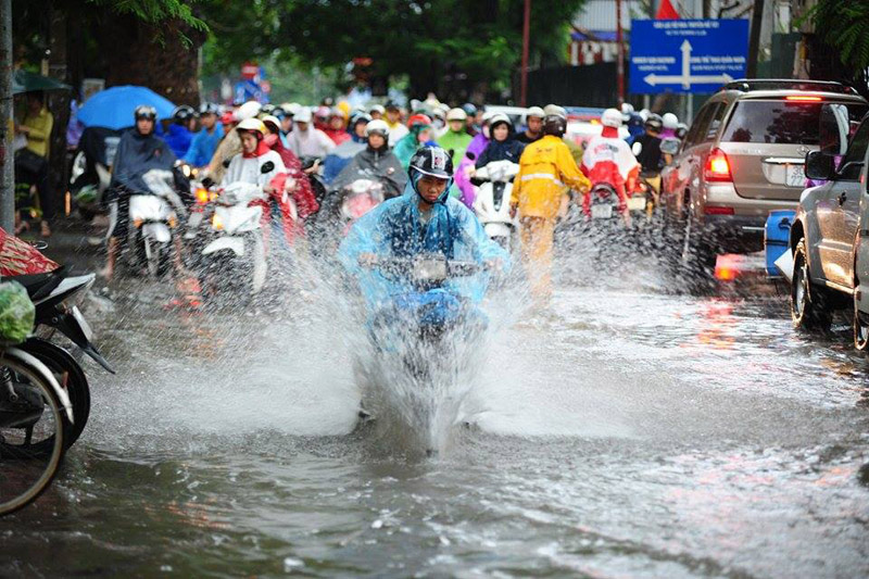  Thời tiết h&ocirc;m nay, cả nước c&oacute; mưa r&agrave;o v&agrave; d&ocirc;ng. Ảnh minh họa