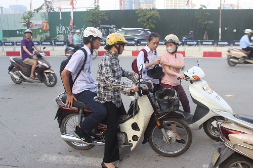  Phụ huynh đưa con đến thi tại điểm thi Trường THPT Hà Nội - Amsterdam.
