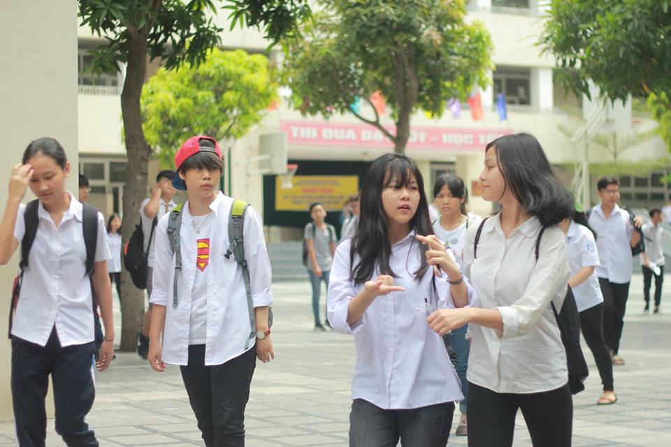  C&aacute;c em học sinh kh&aacute; vui vẻ sau khi ho&agrave;n th&agrave;nh b&agrave;i thi m&ocirc;n Văn. Ảnh: Dương H&ograve;a