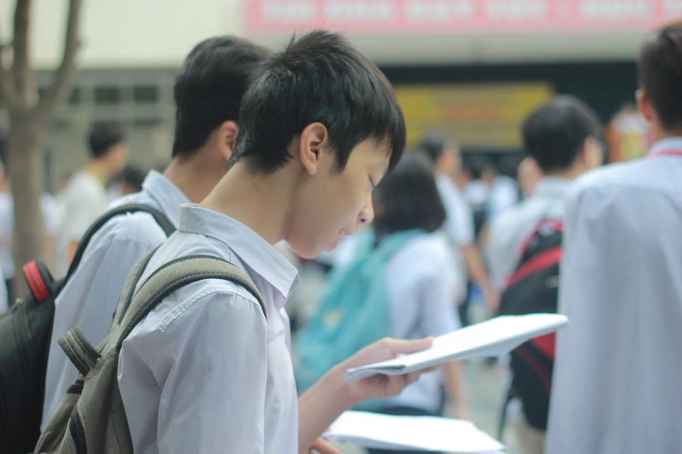 Các em học sinh ôn bài trước khi vào phòng thi. 