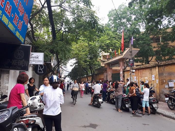 Các phụ huynh đứng đợi con ngoài cổng trường THPT Lê Quý Đôn.