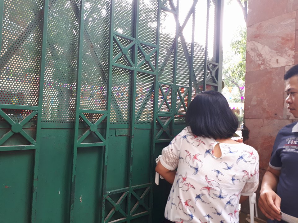  Đến 7h45, vẫn còn phụ huynh mang giấy tờ thi đến cho con.