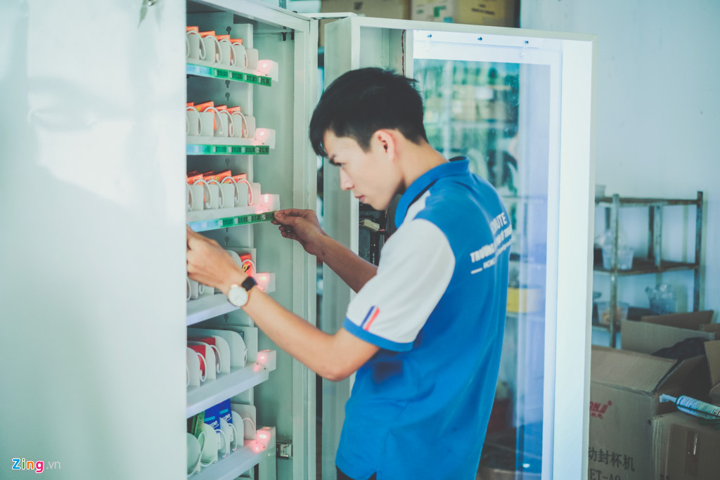Theo lời trưởng nh&oacute;m, nhờ v&agrave;o c&aacute;c đ&egrave;n cảm biến gắn tr&ecirc;n khay h&agrave;ng, người mua lu&ocirc;n nhận được sản phẩm, kh&ocirc;ng bị kẹt như c&aacute;c m&aacute;y b&aacute;n h&agrave;ng kh&aacute;c tr&ecirc;n thị trường. Chi ph&iacute; để ho&agrave;n th&agrave;nh iCondom v&agrave;o khoảng 30 triệu đồng, kh&aacute; rẻ so với một m&aacute;y b&aacute;n h&agrave;ng tự động b&ecirc;n ngo&agrave;i (90-120 triệu).   