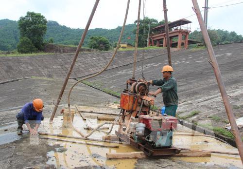 Khoan thăm d&ograve; chất lượng th&acirc;n đập ch&iacute;nh hồ N&uacute;i Cốc để x&acirc;y dựng phương &aacute;n gia cố, sửa chữa. Ảnh: TTXVN 