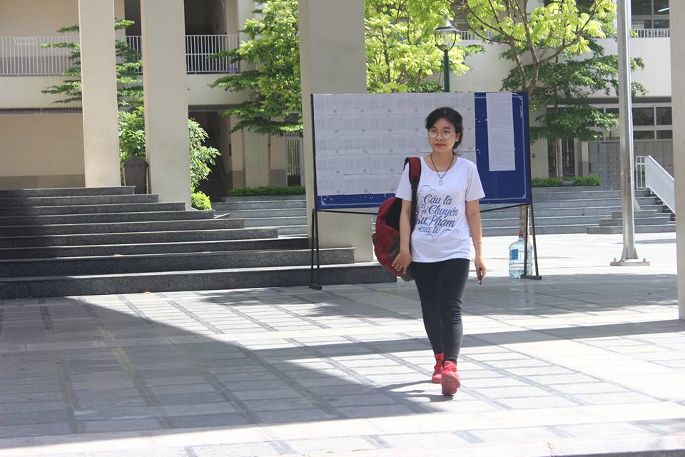  Em Nguyễn Thị Diệu Th&uacute;y l&agrave; th&iacute; sinh đầu ti&ecirc;n ra khỏi điểm thi THCS Nghĩa T&acirc;n. Ảnh: Dương H&ograve;a