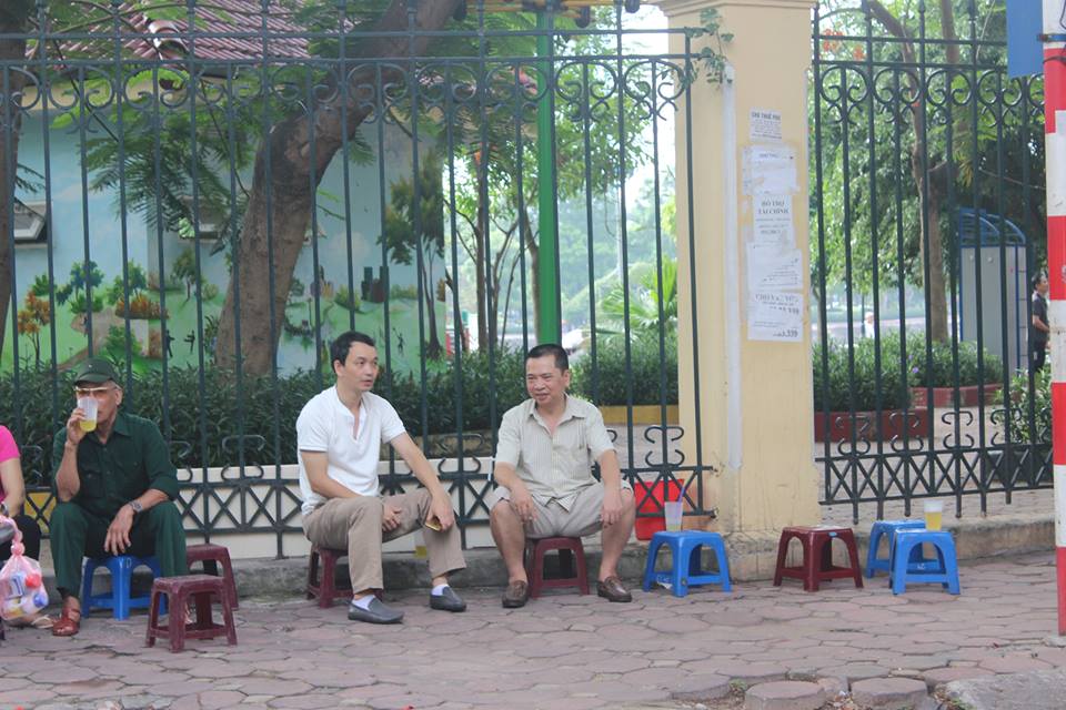  C&aacute;c bậc phụ huynh ngồi tr&ograve; chuyện vui vẻ c&ugrave;ng nhau trong thời gian chờ con. Ảnh: &Aacute;nh Ng&acirc;n
