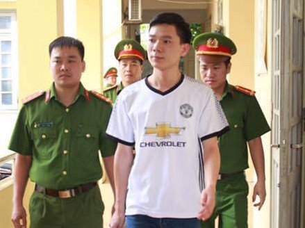 B&aacute;c sĩ Lương bị bắt v&igrave; vi phạm qui định về chữa bệnh trong vụ chạy thận. Ảnh: Lao Động 