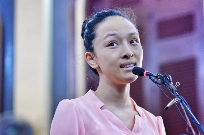 Hoa hậu Phương Nga trả lời c&acirc;u hỏi của chủ tọa phi&ecirc;n t&ograve;a. Ảnh: Tuổi trẻ