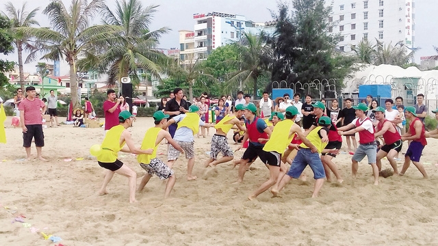  Một số tr&ograve; chơi Team building tr&ecirc;n b&atilde;i biển Sầm Sơn. Ảnh: Gia đ&igrave;nh v&agrave; X&atilde; hội