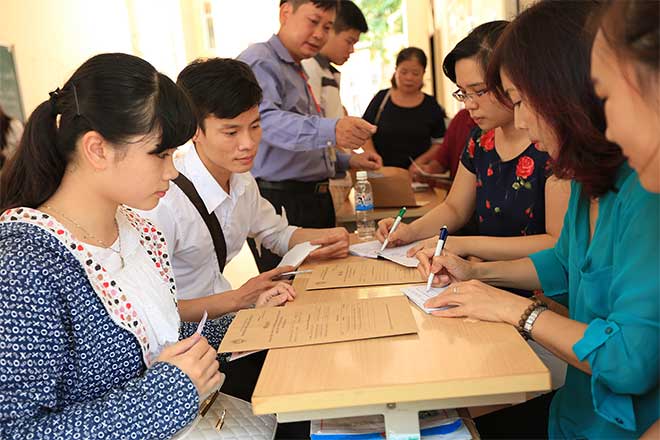  Giấy chứng nhận thi THPT quốc gia được ph&aacute;t tại trường THPT. Ảnh minh họa