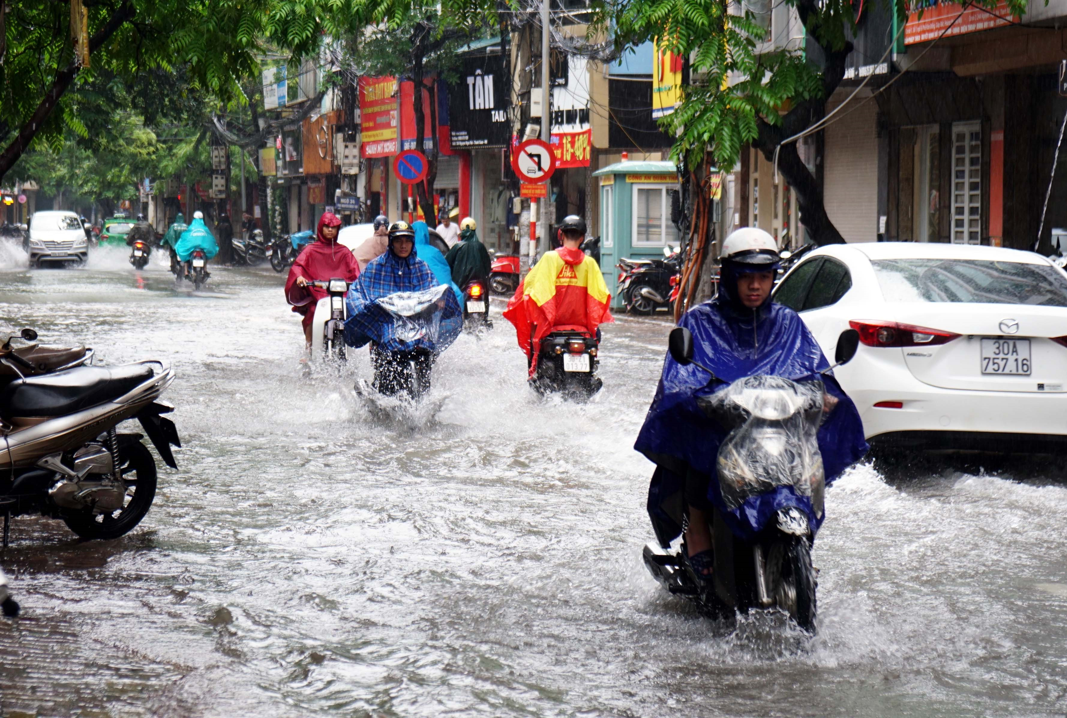 Mưa lớn g&acirc;y ngập đường phố H&agrave; Nội. Ảnh: Thanh ni&ecirc;n