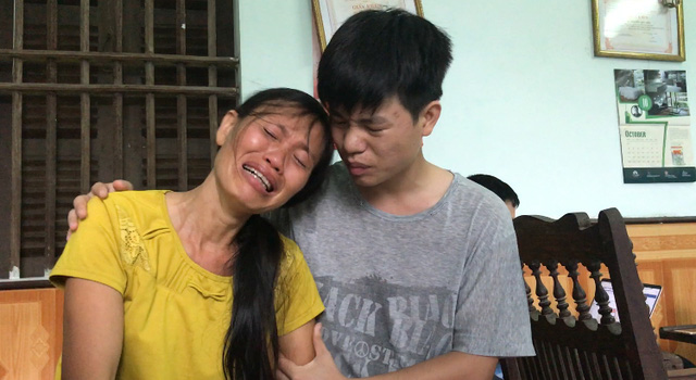  B&agrave; Đỗ Thị Ninh mẹ Ki&ecirc;n kh&oacute;c nức nở khi con gặp rắc rối trong việc nộp hồ sơ x&eacute;t tuyển v&agrave;o Học viện Qu&acirc;n y. Ảnh: D&acirc;n tr&iacute;