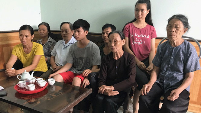  Em Nguyễn Viết Ki&ecirc;n v&agrave; gia đ&igrave;nh trao đổi với b&aacute;o ch&iacute;. Ảnh: Thanh ni&ecirc;n