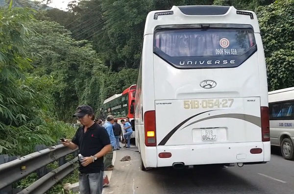  Hiện trường vụ tai nạn tr&ecirc;n đ&egrave;o Bảo Lộc. Ảnh: VietNamNet