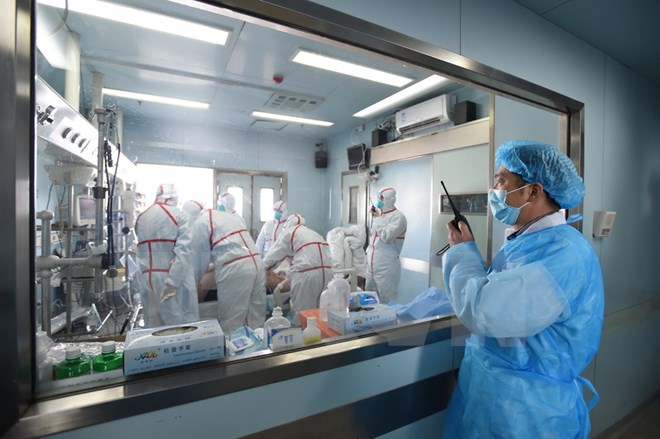  Ảnh tư liệu: Nh&acirc;n vi&ecirc;n y tế điều trị cho bệnh nh&acirc;n bị nhiễm virus c&uacute;m gia cầm H7N9 tại một trung t&acirc;m y tế ở Vũ H&aacute;n, tỉnh Hồ Bắc (Trung Quốc) ng&agrave;y 12/2. (Nguồn: EPA/TTXVN)