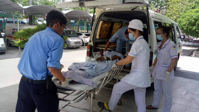 Nạn nh&acirc;n bị thương được đưa đi cấp cứu.