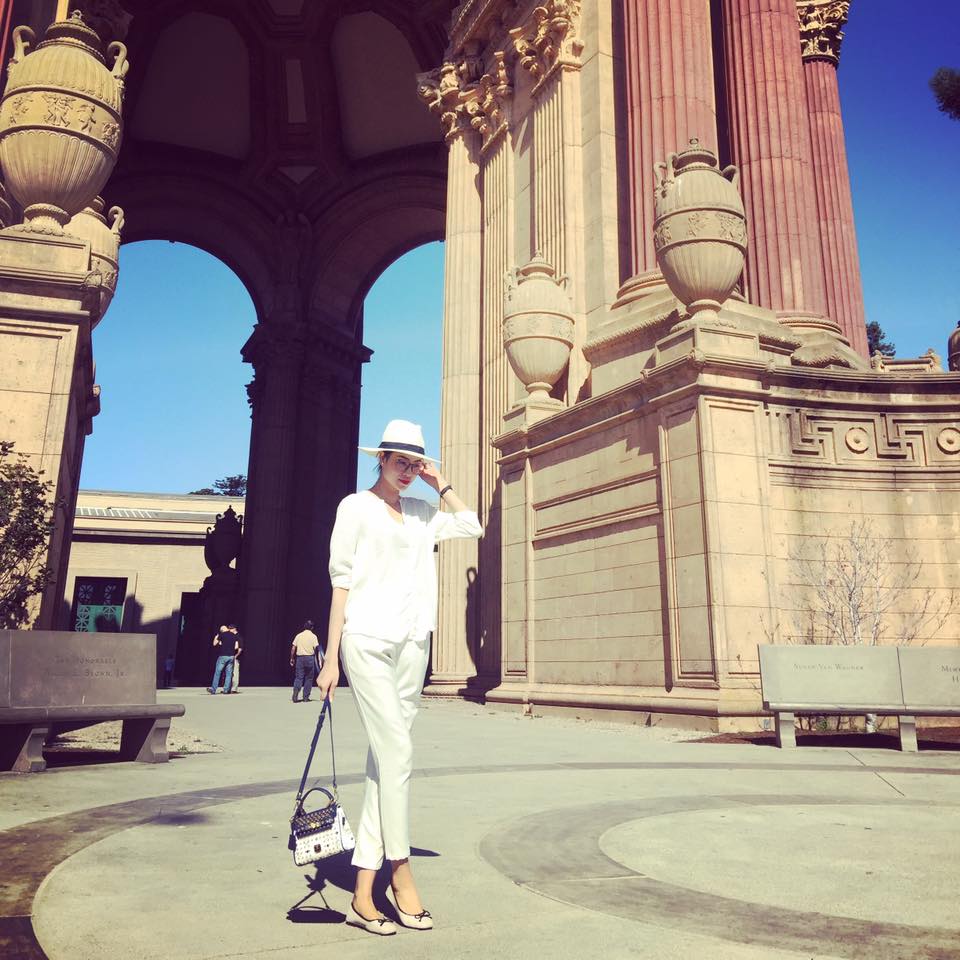  Phạm Hương tr&ocirc;ng như một fashionista với set đồ all white v&agrave; mũ rộng v&agrave;nh c&ugrave;ng t&uacute;i x&aacute;ch h&agrave;ng hiệu.   