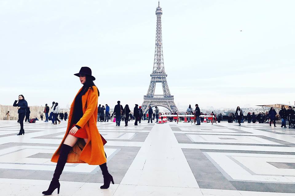 Hoa hậu Ho&agrave;n vũ Phạm Hương như một nữ ho&agrave;ng thời trang b&ecirc;n th&aacute;p Eiffel (Ph&aacute;p) 