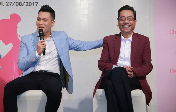  Hai bố con Người ph&aacute;n xử cũng trải l&ograve;ng về cuộc sống gia đ&igrave;nh