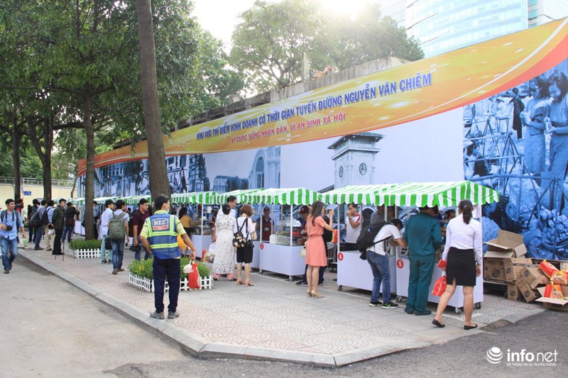 Vỉa h&egrave; đường Nguyễn Văn Chi&ecirc;m (Quận 1) trở th&agrave;nh khu ẩm thực kinh doanh c&oacute; thời gian đầu ti&ecirc;n tại TP. HCM. Ảnh: Infonet
