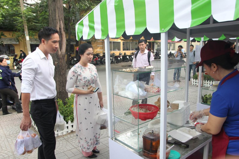 Phố h&agrave;ng rong mở cửa từ 6-9h v&agrave; 11-13h mỗi ng&agrave;y. Ảnh: Ph&aacute;p luật TP. Hồ Ch&iacute; Minh