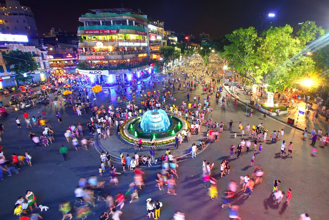 Phố đi bộ Hồ Gươm lu&ocirc;n đ&ocirc;ng đ&uacute;c mối khi mở cửa