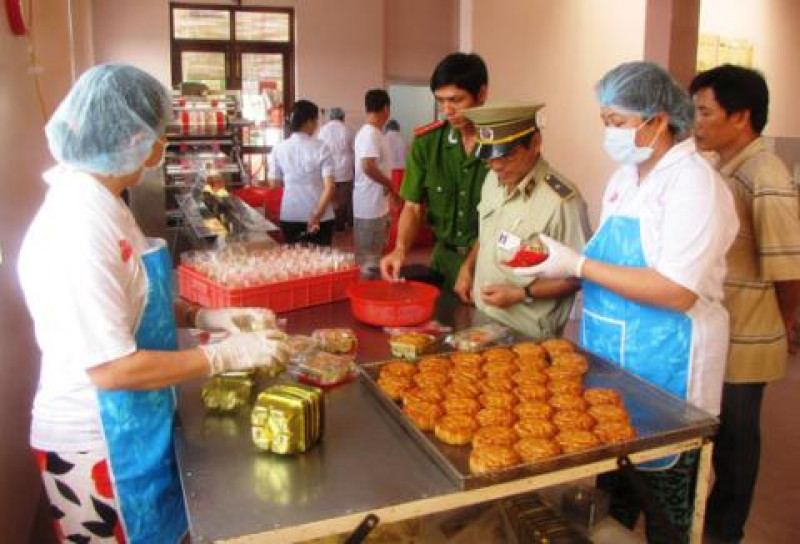  Cơ quan chức năng kiểm tra cơ sở sản xuất b&aacute;nh trung thu ở H&agrave; Nội. Ảnh: Phụ nữ Việt Nam