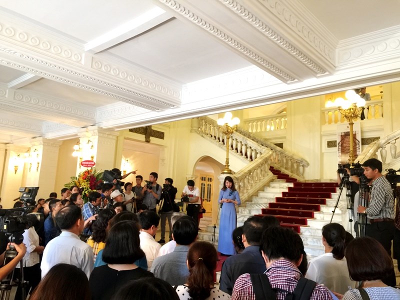 Gi&aacute; v&eacute; tham quan Nh&agrave; h&aacute;t Lớn l&agrave; 400 ngh&igrave;n đồng/ người. Ảnh: Ph&aacute;p luật TP. Hồ Ch&iacute; Minh