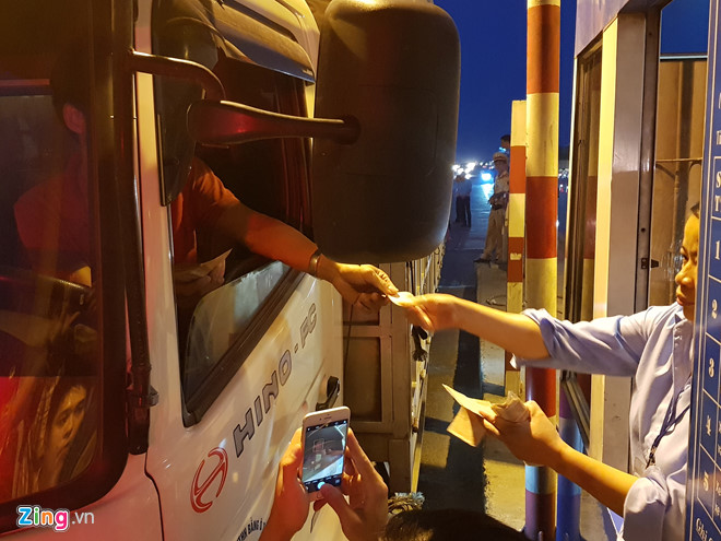 Phải mất hơn 10 ph&uacute;t c&aacute;c nh&acirc;n vi&ecirc;n mới thu đủ tiền ph&iacute; từ l&aacute;i xe. Ảnh: Văn Chương (Zing.vn)