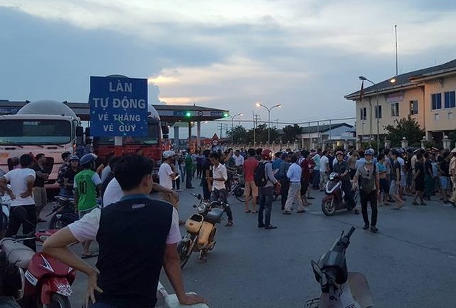  Trạm thu ph&iacute; số 1 (Văn L&acirc;m) bị t&ecirc; liệt khi t&agrave;i xế d&ugrave;ng tiền lẻ thanh to&aacute;n v&agrave; người d&acirc;n tập trung đ&ocirc;ng. Ảnh: Nguyễn Sơn Hải (Tiền Phong)