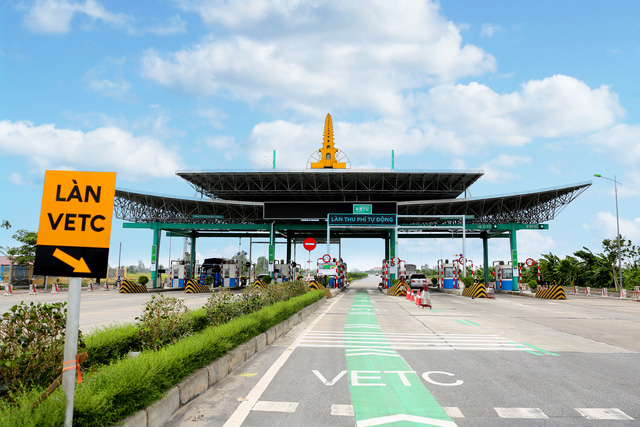  Việc &aacute;p dụng c&ocirc;ng nghệ điện tử thu ph&iacute; kh&ocirc;ng dừng sẽ đảm bảo minh bạch, c&ocirc;ng bằng trong hoạt động thu ph&iacute; đường bộ, tại c&aacute;c dự &aacute;n BOT. Ảnh: D&acirc;n tr&iacute;
